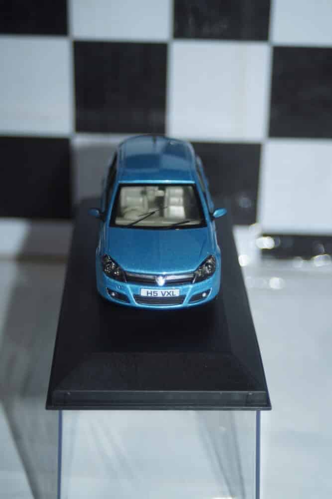 Vanguards vauxhall astra green va09401 1:43 scale