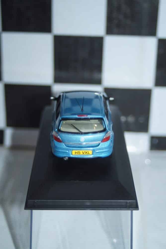 Vanguards vauxhall astra green va09401 1:43 scale