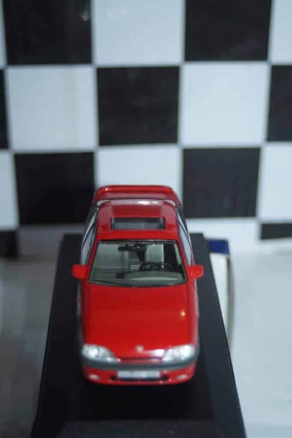 Vanguards opel omega 3000 lhd va140028 1:43 scale (crack in case)