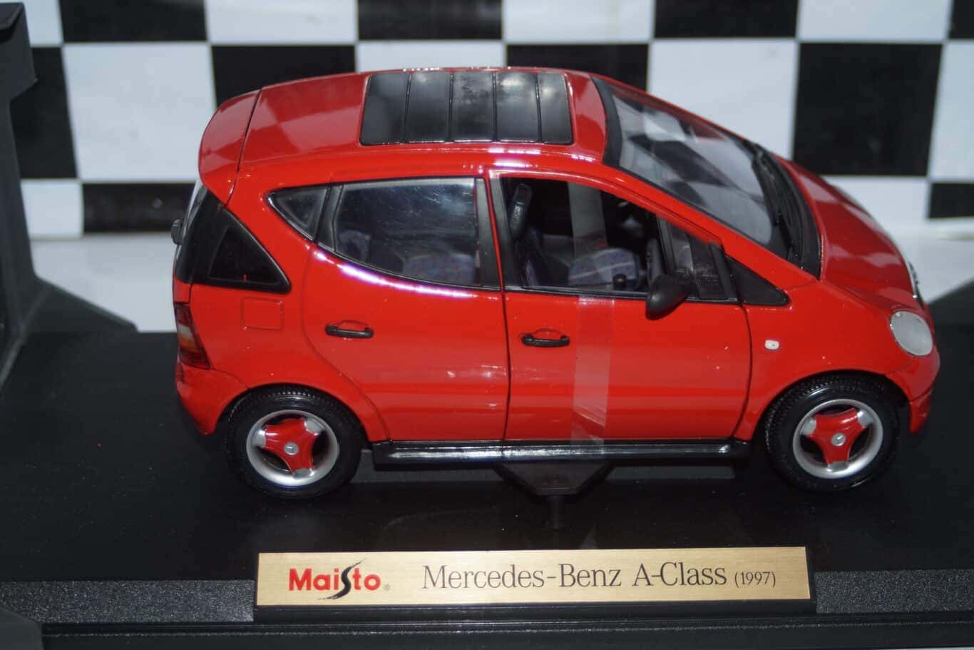 Maisto mercedes benz a-class 1997 in red 1:18 diecast 31841