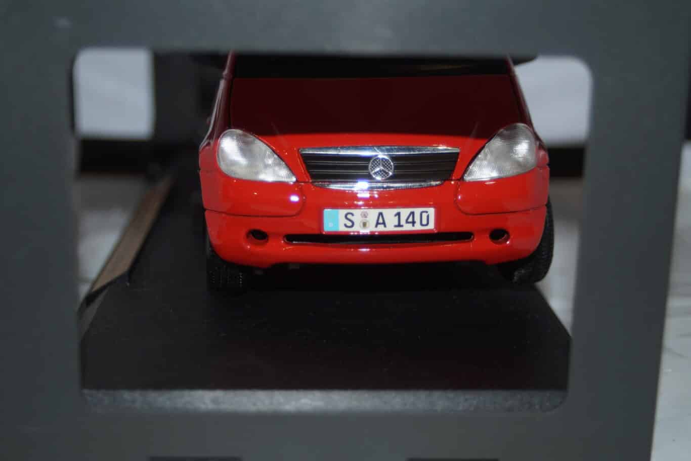 Maisto mercedes benz a-class 1997 in red 1:18 diecast 31841