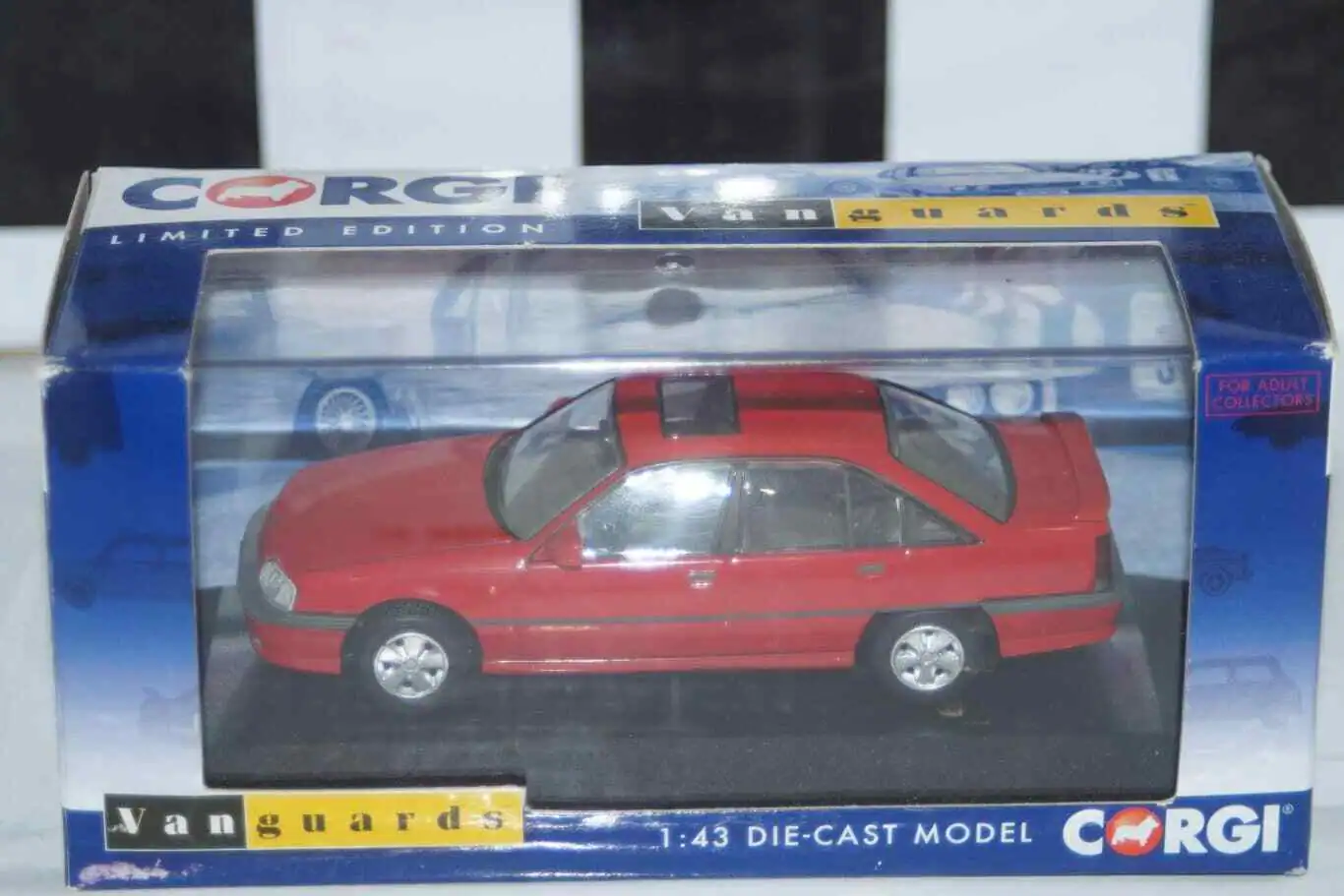 Vanguards opel omega 3000 lhd va140028 1:43 scale (crack in case)