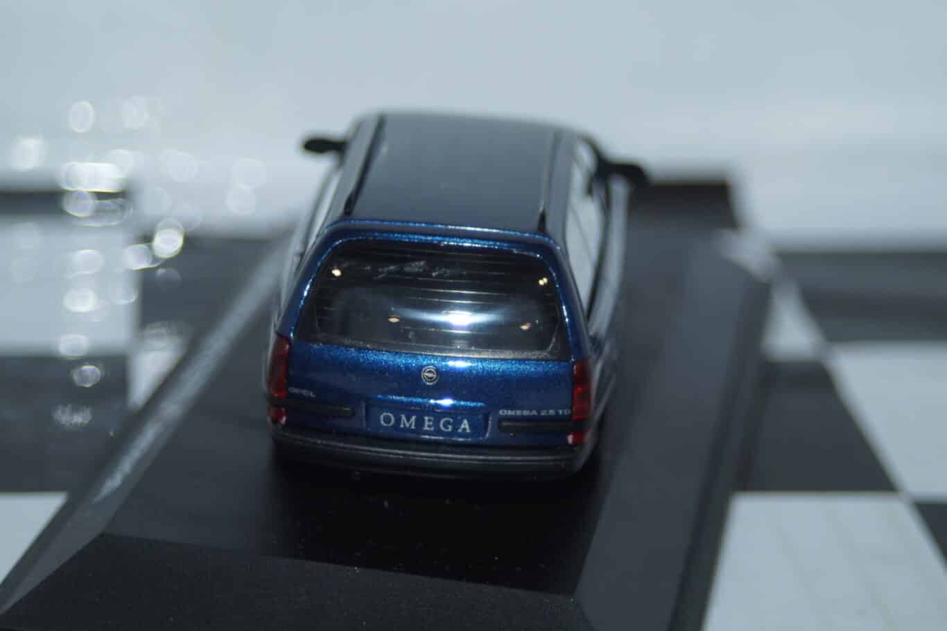 Schuco vauxhall opel omega estate green in vauxhall box 1:43