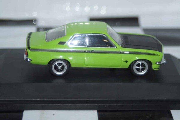 Schuco opel manta a 1:43,ref 02527
