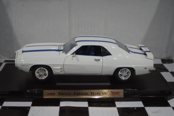 Road signature 1969 pontiac firebird trans am ref 92368 1:18th