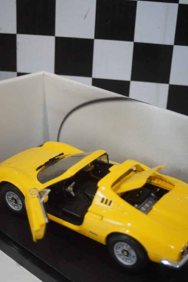 Hotwheels ferrari dino 246 gts yellow 1:18th ref 23920