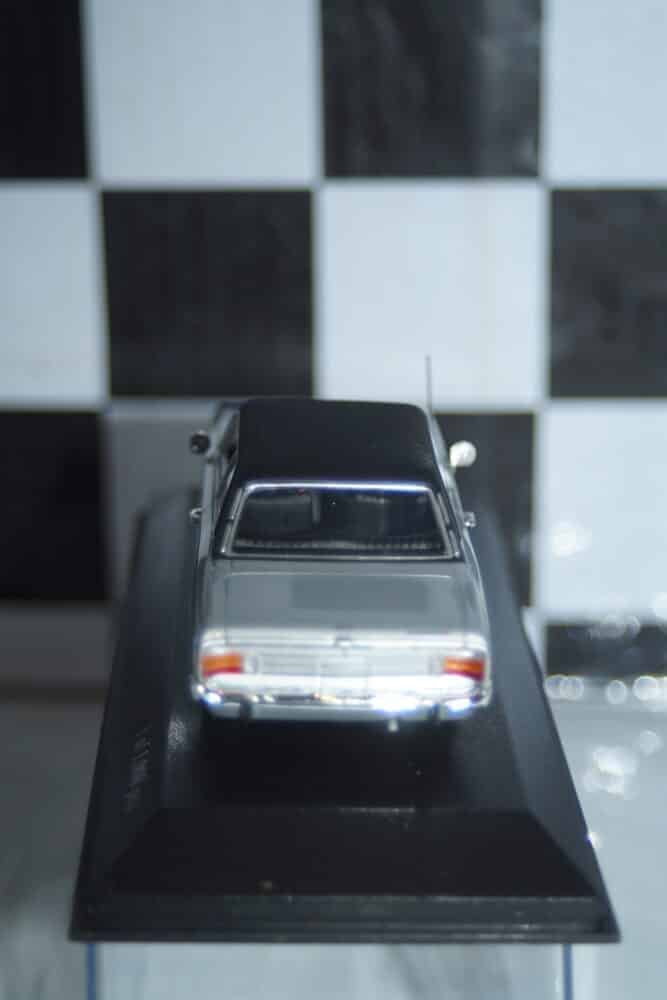 Minichamps opel commodore silver 1970 1:43 scale 430 046162
