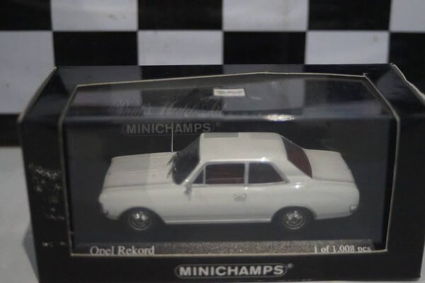 Minichamps opel / vauxhall rekord c white 1966 430 046105