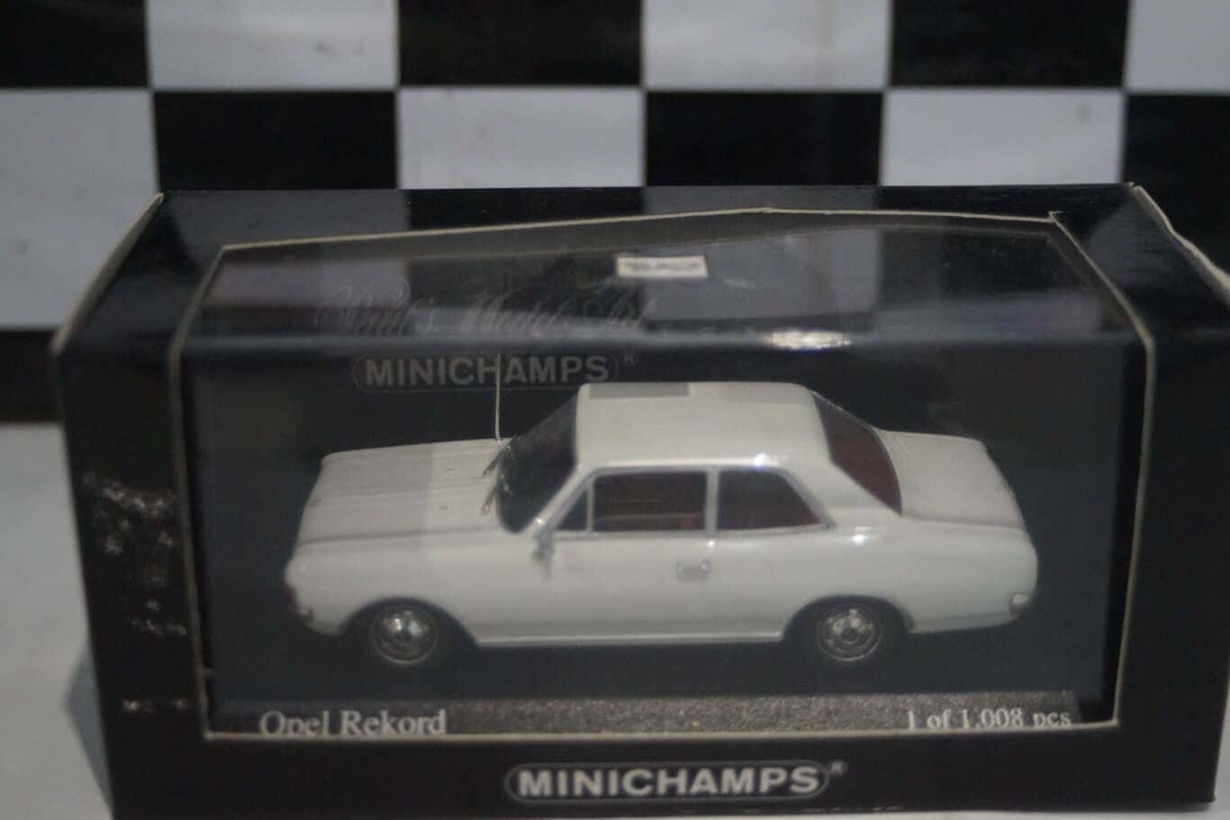 Minichamps opel / vauxhall rekord c white 1966 430 046105
