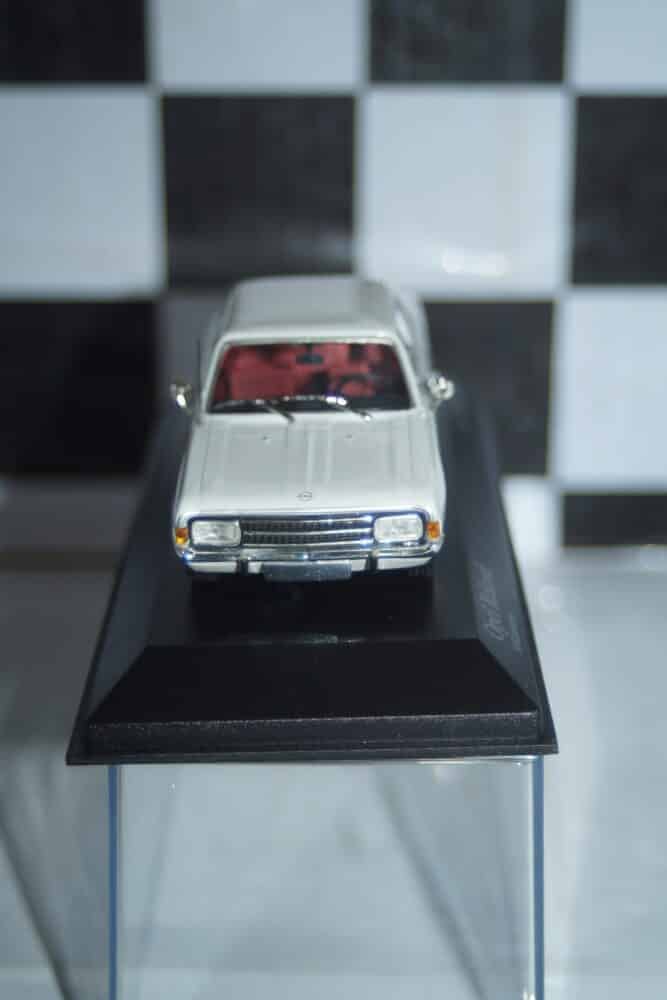Minichamps opel / vauxhall rekord c white 1966 430 046105