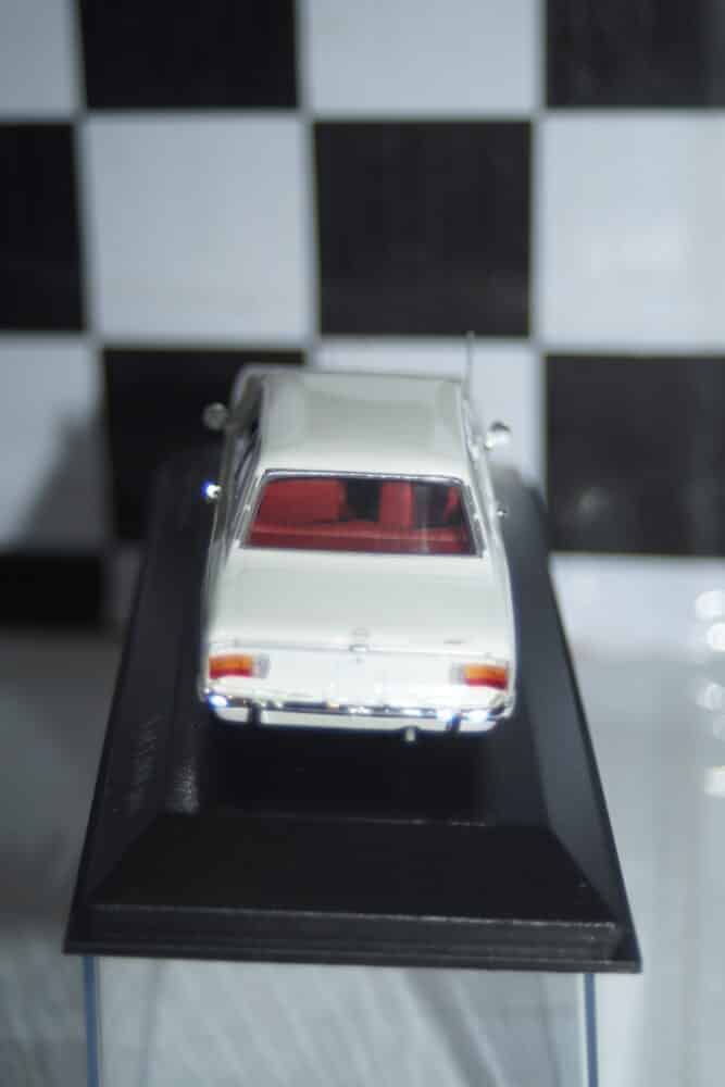 Minichamps opel / vauxhall rekord c white 1966 430 046105