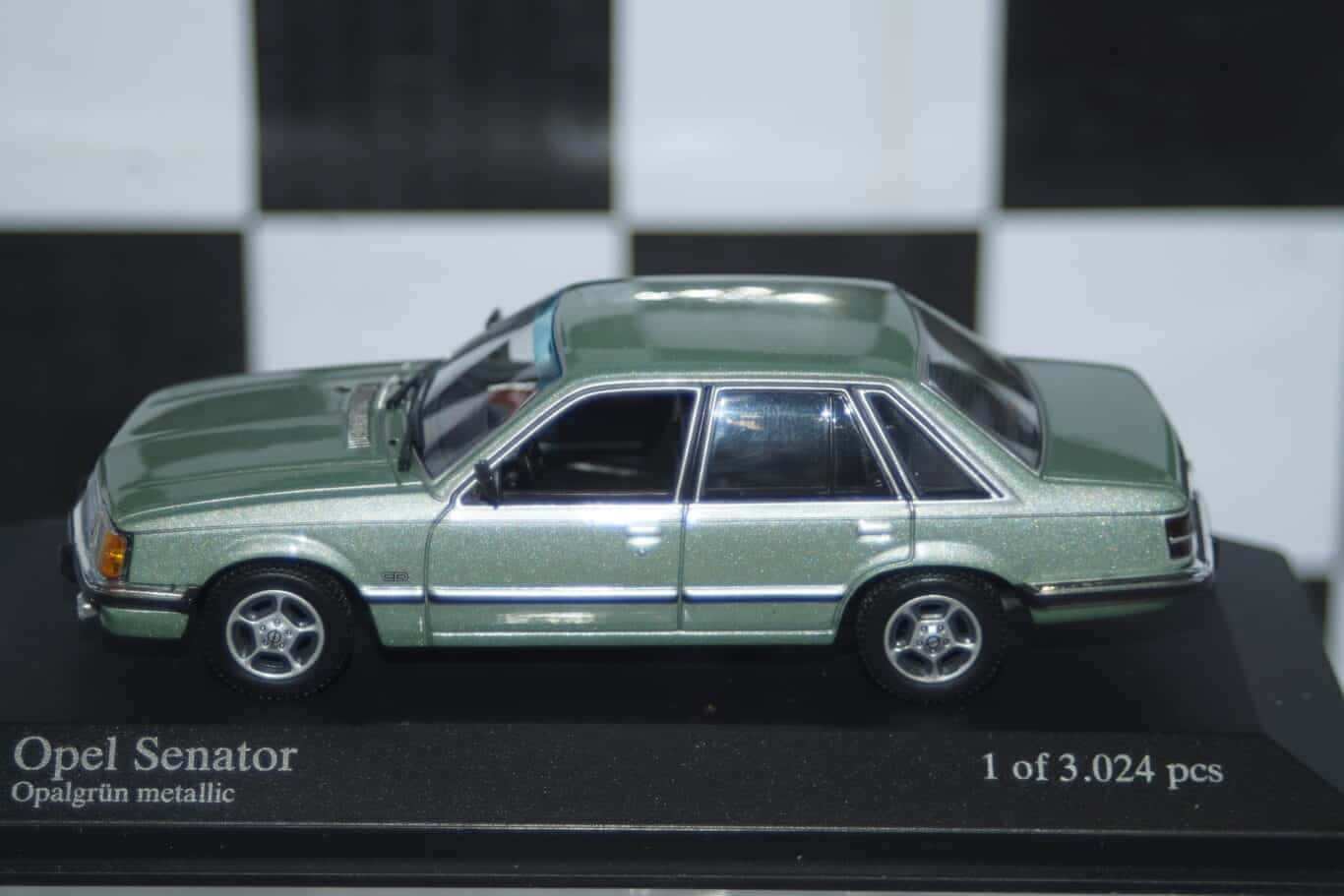 Minichamps opel kapitan 1959 in blue / white 430 040005