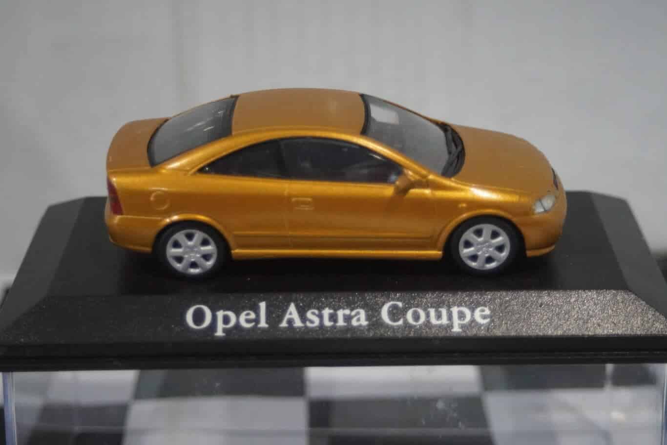 Minichamps opel astra coupe 1#91218751799037 in 1/43rd (missing parts)