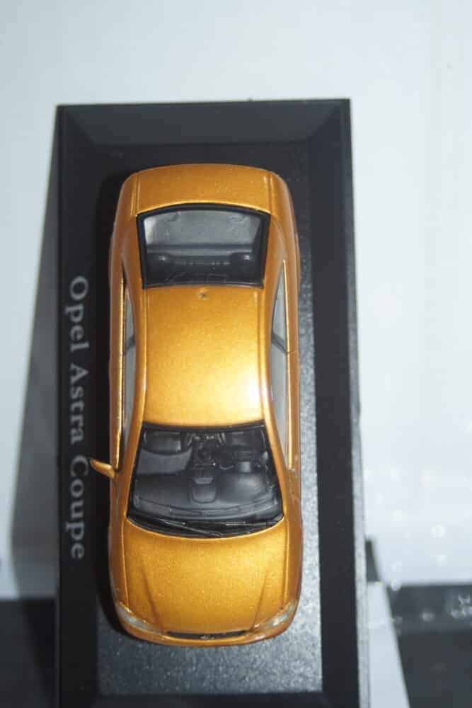 Minichamps opel astra coupe 1#91218751799037 in 1/43rd (missing parts)