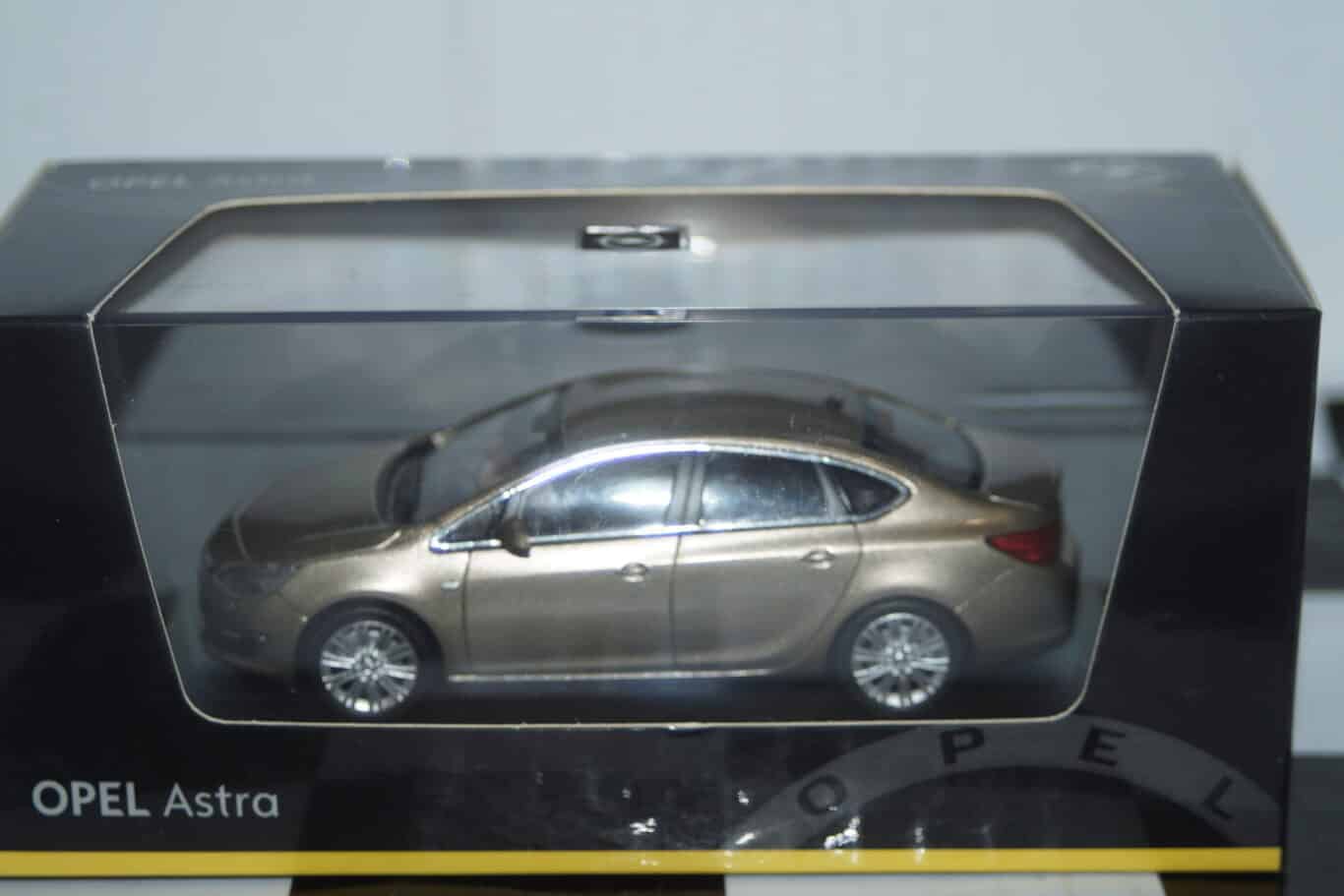 Minichamps opel vivaro(green) ref 1#91628121799055 in 1/43rd