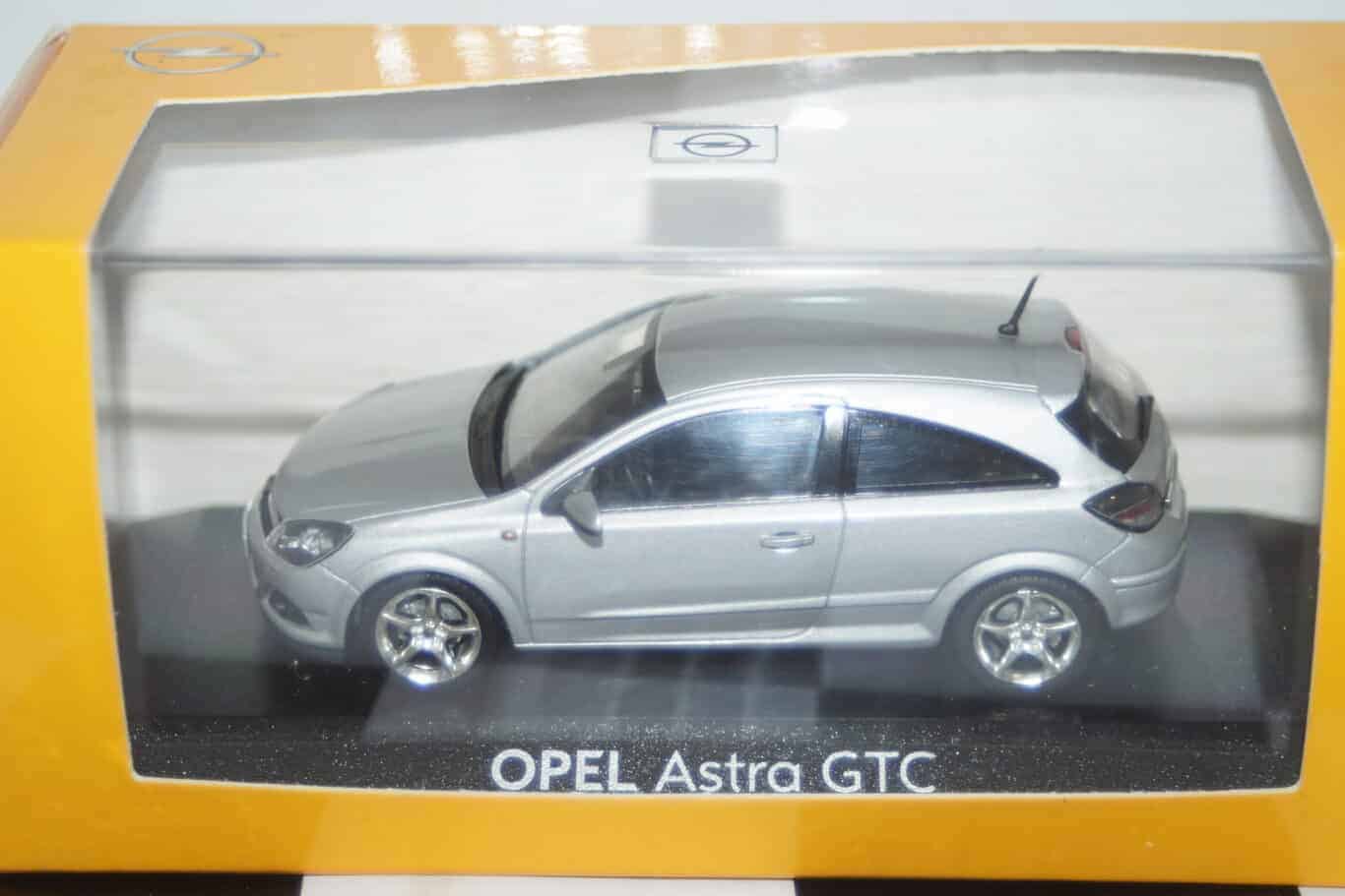 Minichamps opel astra coupe 1#91218751799037 in 1/43rd (missing parts)