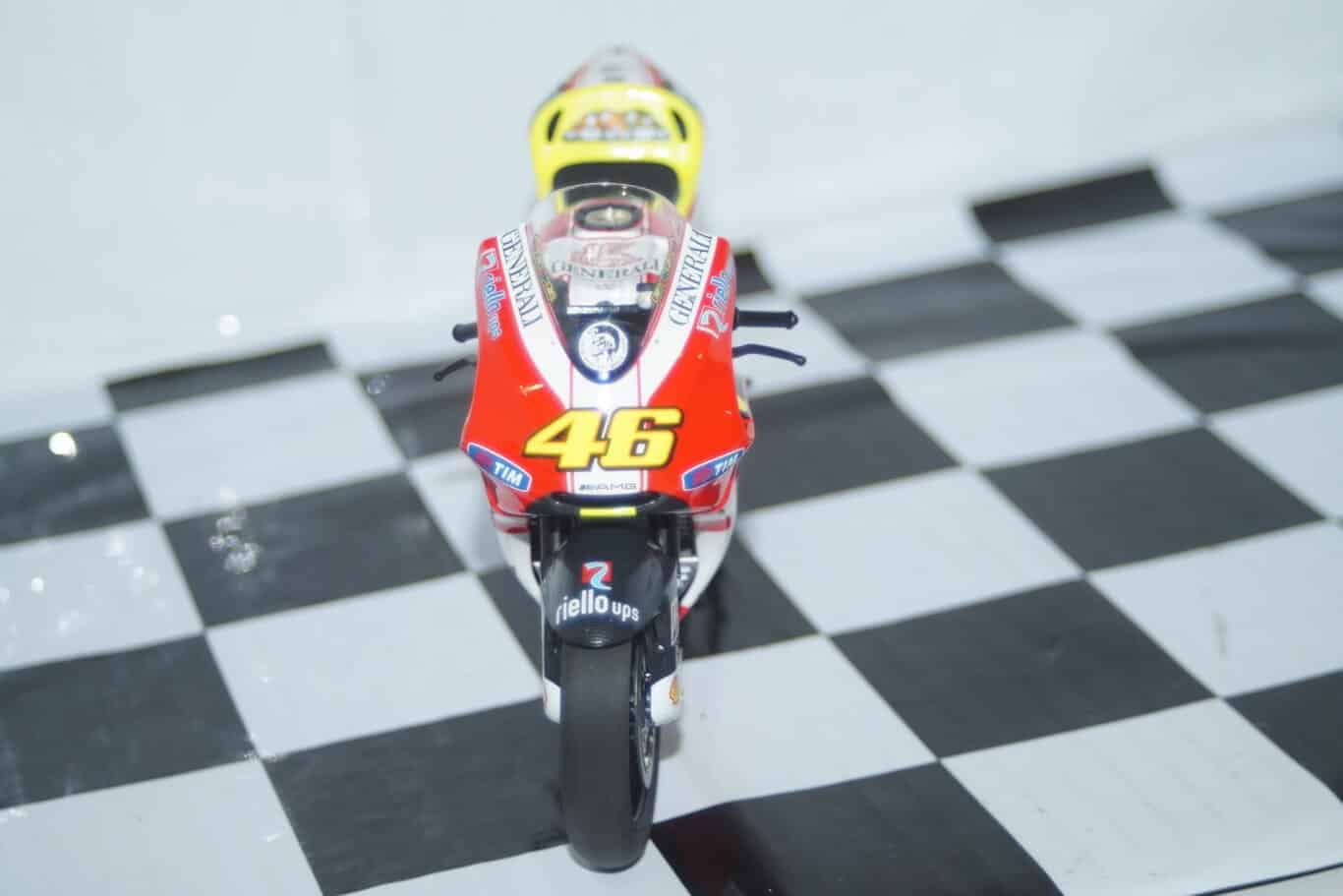 Minichamps ducati desmosedici showbike 2011,1:12th 122 100146