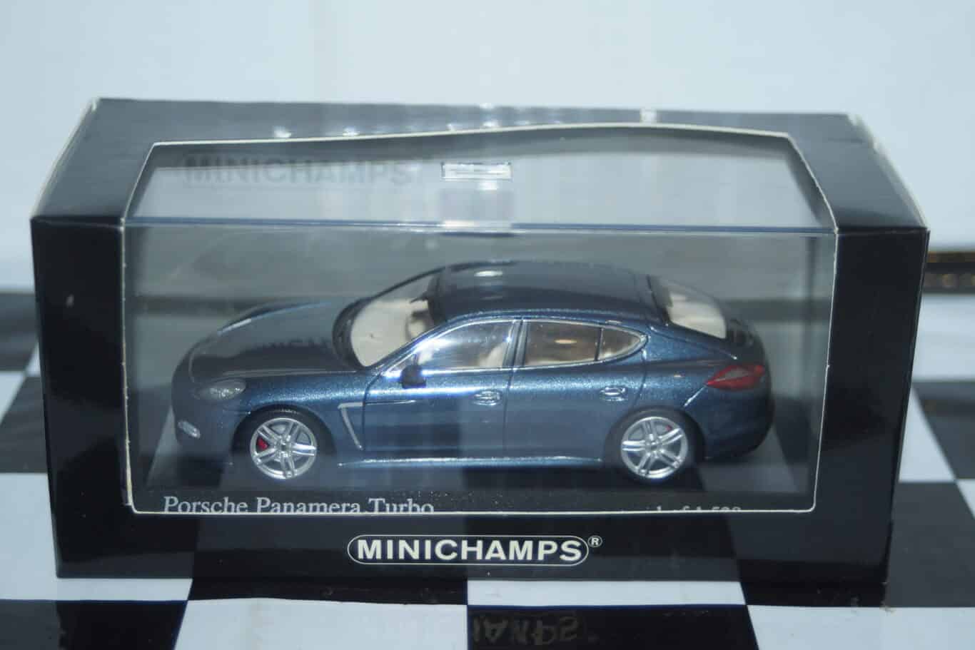 Minichamps porsche panamera turbo blue 2009, 400 068270 ,1:43