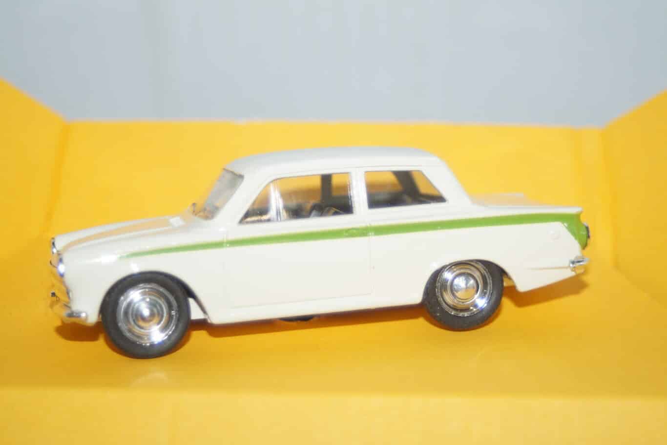 Corgi (classic cars) ford lotus cortina white 1:36th d708/1