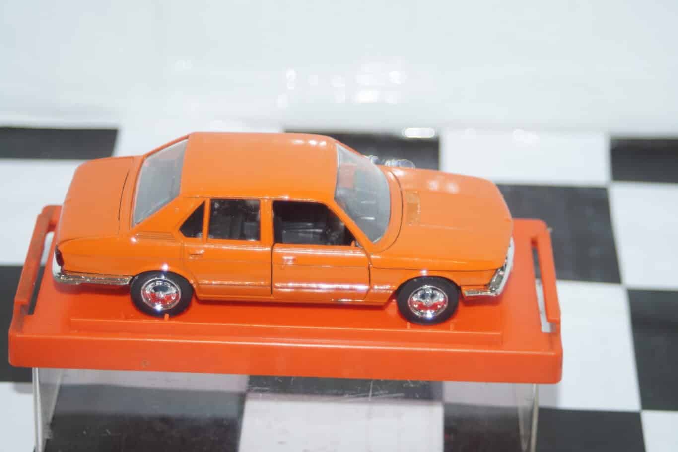 Schuco bmw 520 orange 1:43 scale diecast ref 301 617