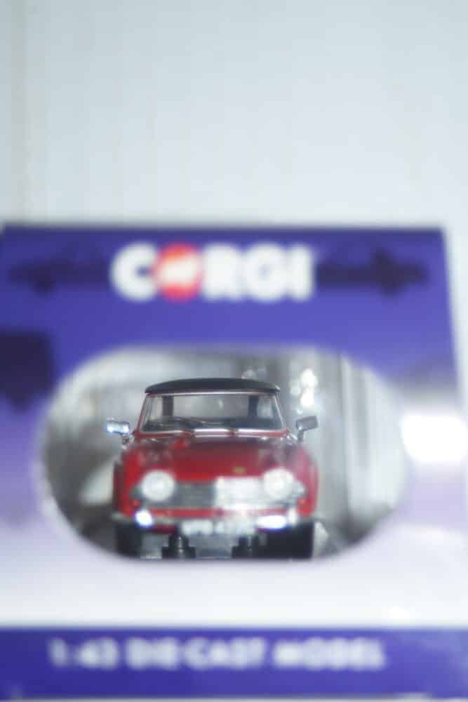 Vanguards  triumph tr6 damson 1/43 ref  va14700