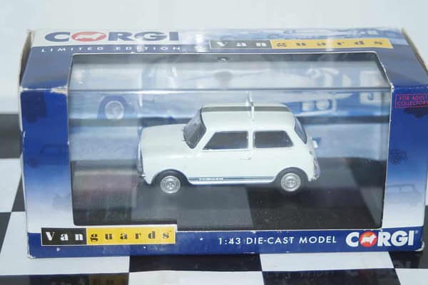 Corgi vanguards mini 1275gt white "the 4,000,000th mini" va13505 1:43 scale