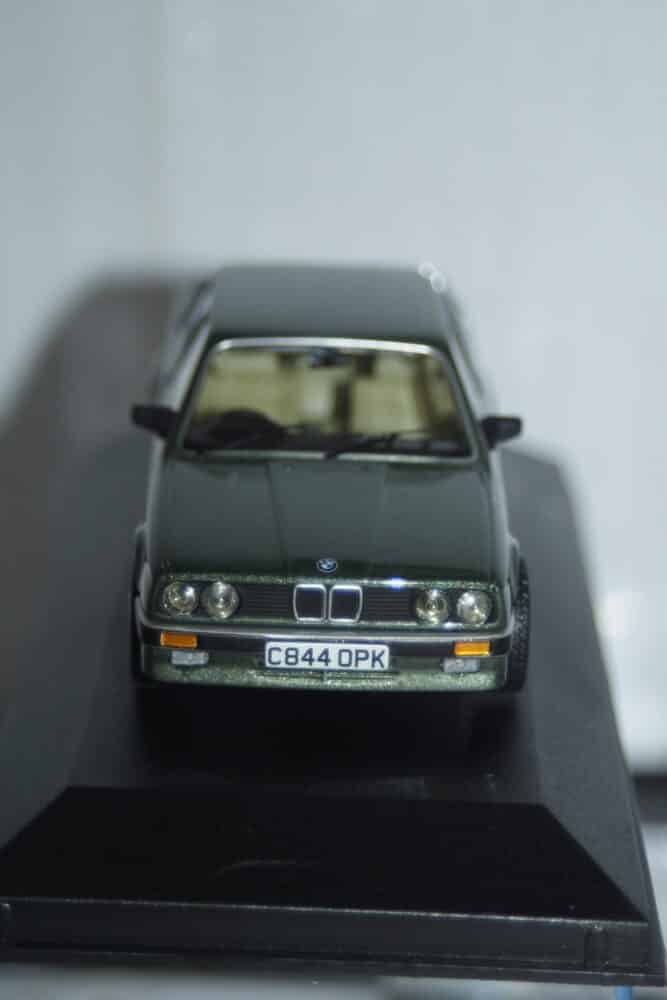 Corgi vanguards bmw 323i (e30) saloon green va13802 1:43