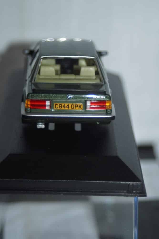 Corgi vanguards bmw 323i (e30) saloon green va13802 1:43