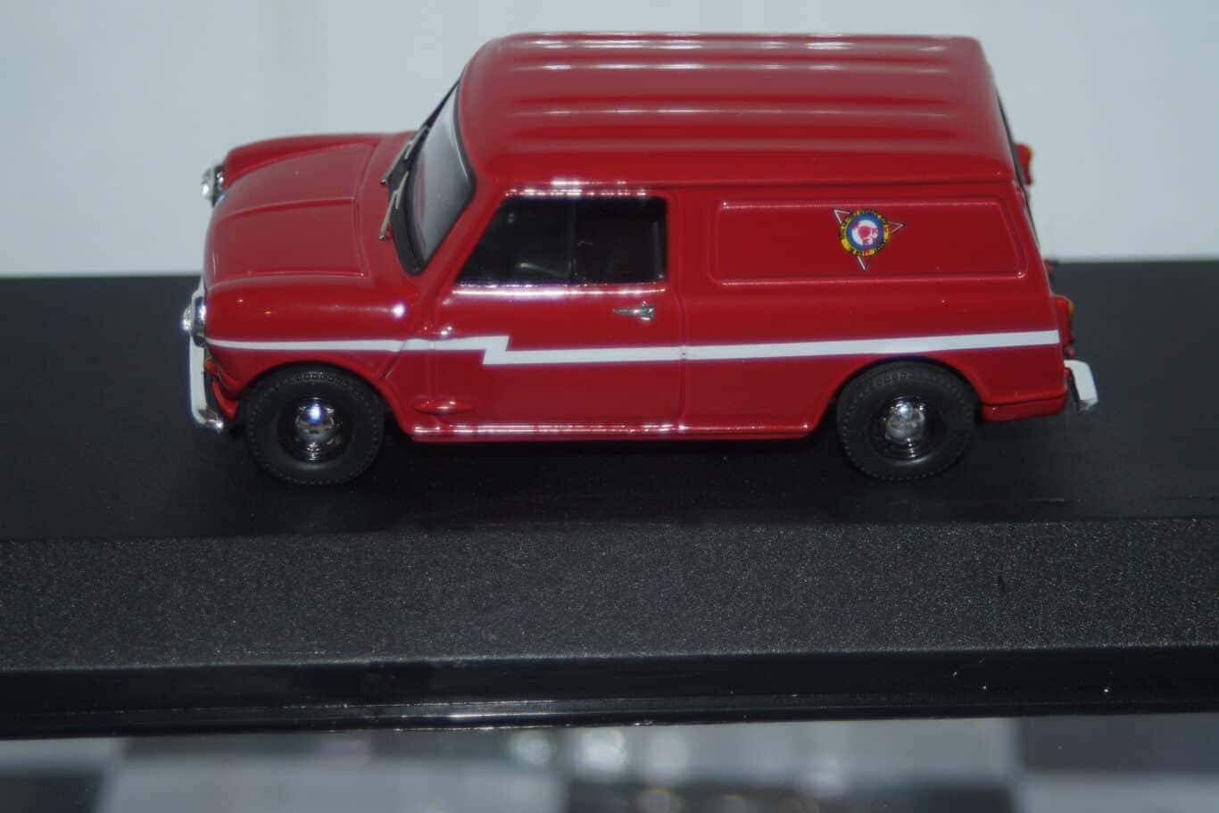 Corgi vanguards morris minor traveller blue ref va01011