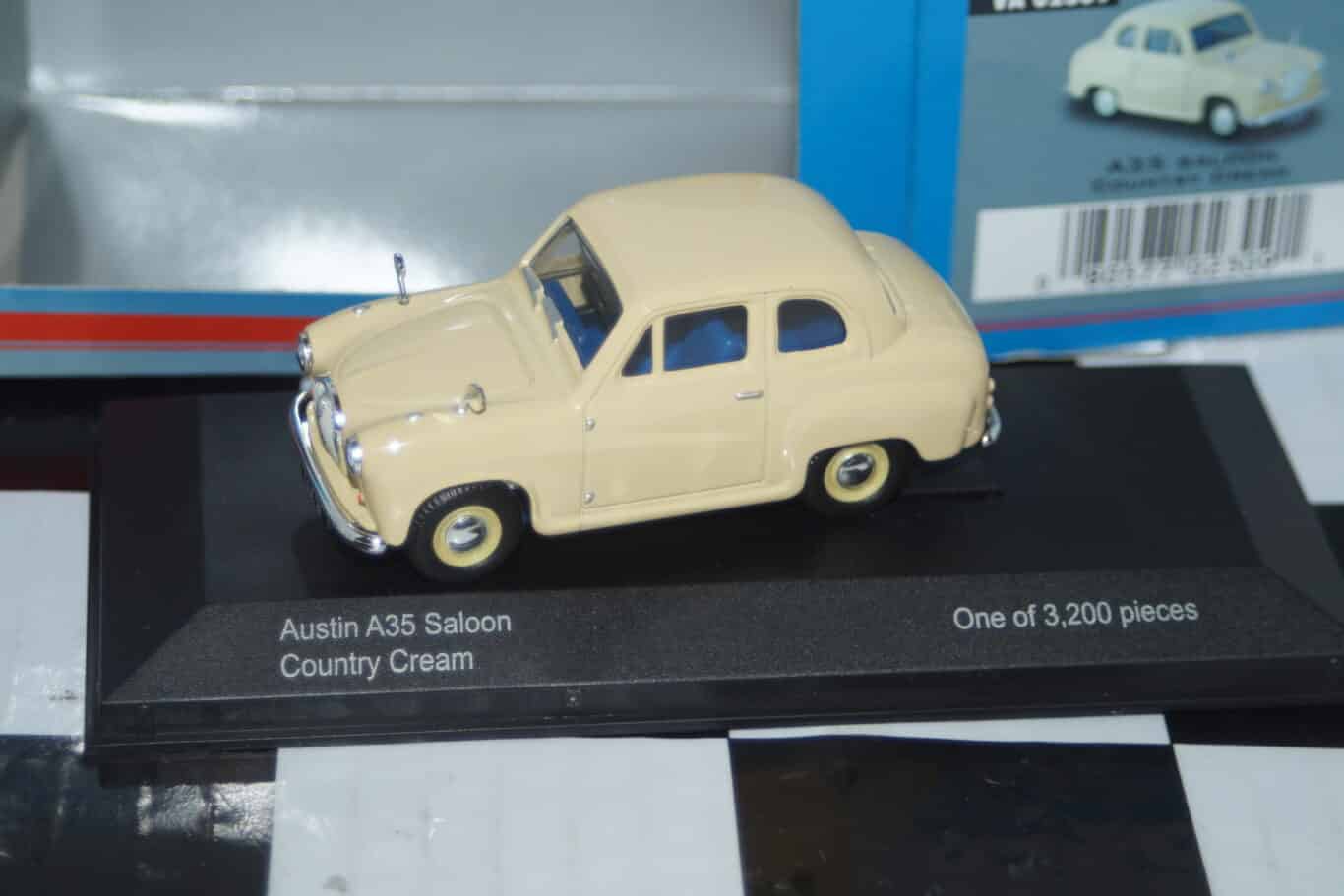 Vanguards austin a35 saloon country cream 1/43 diecast va02309