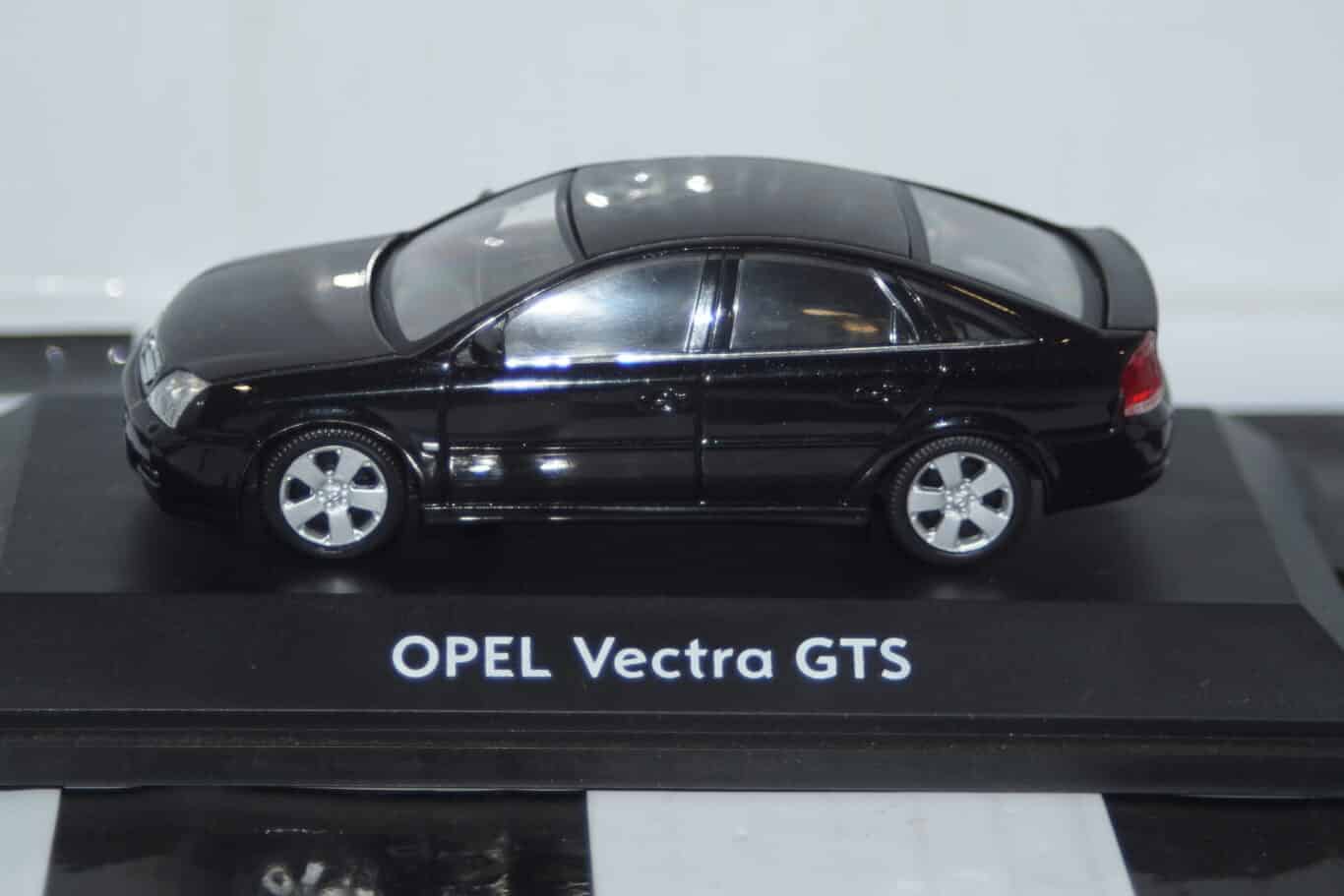 Schuco opel / vauxhall vectra hatch gts in 1:43 scale 9162891