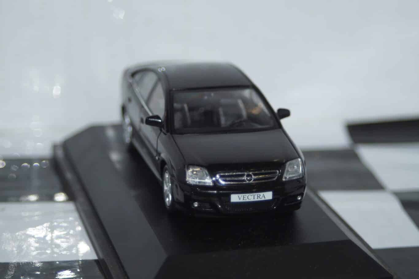 Schuco opel / vauxhall vectra hatch gts in 1:43 scale 9162891