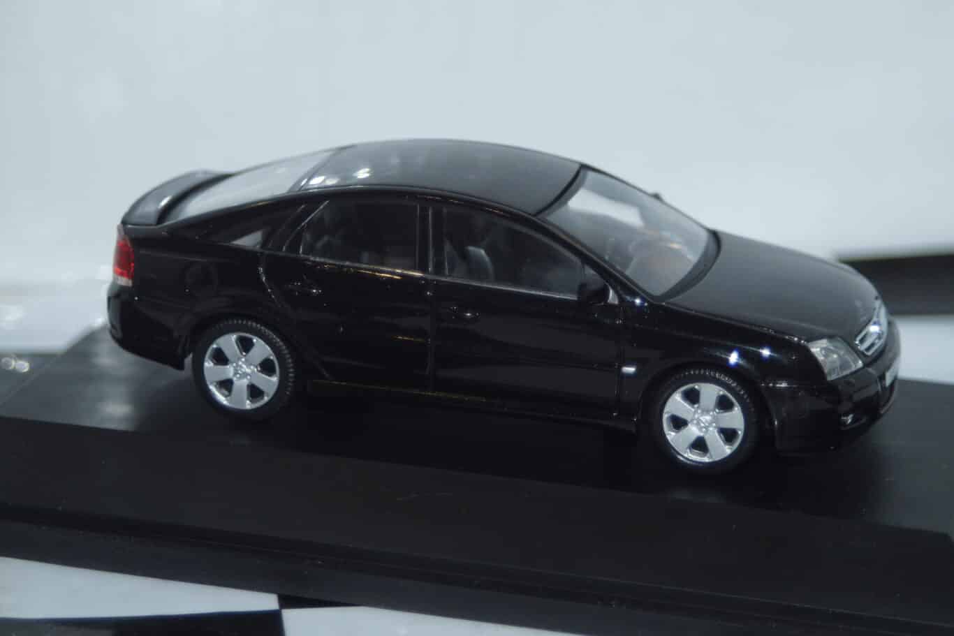 Schuco opel / vauxhall vectra hatch gts in 1:43 scale 9162891