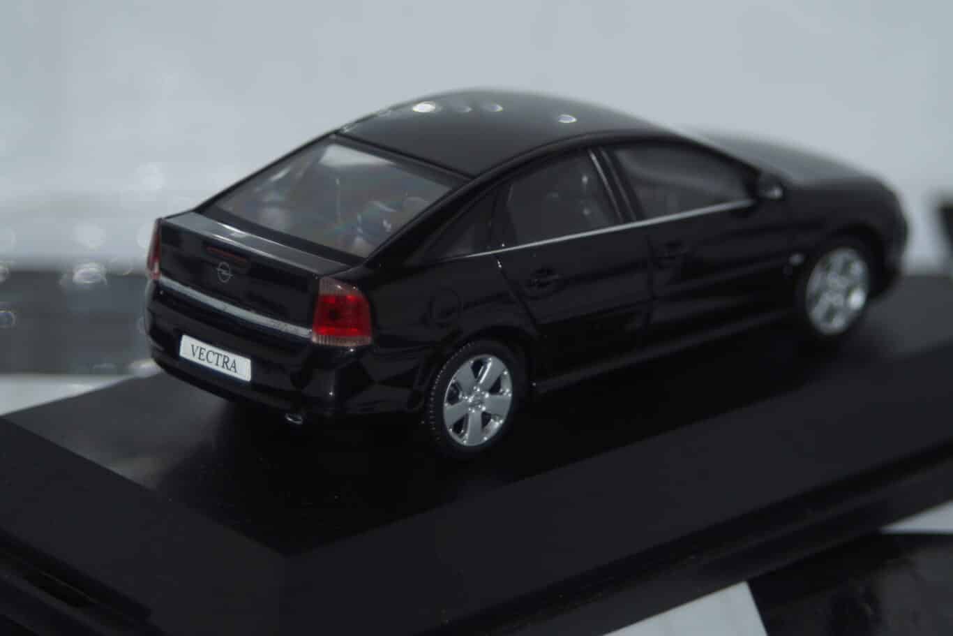 Schuco opel / vauxhall vectra hatch gts in 1:43 scale 9162891