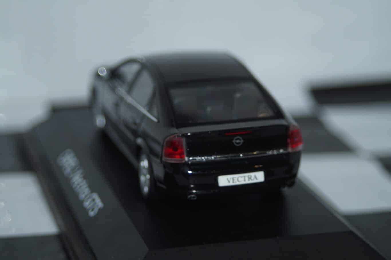 Schuco opel / vauxhall vectra hatch gts in 1:43 scale 9162891