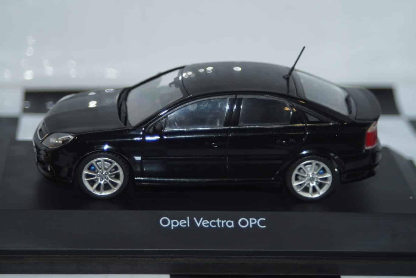 Schuco opel / vauxhall vectra hatch opc in 1:43 scale 90485104