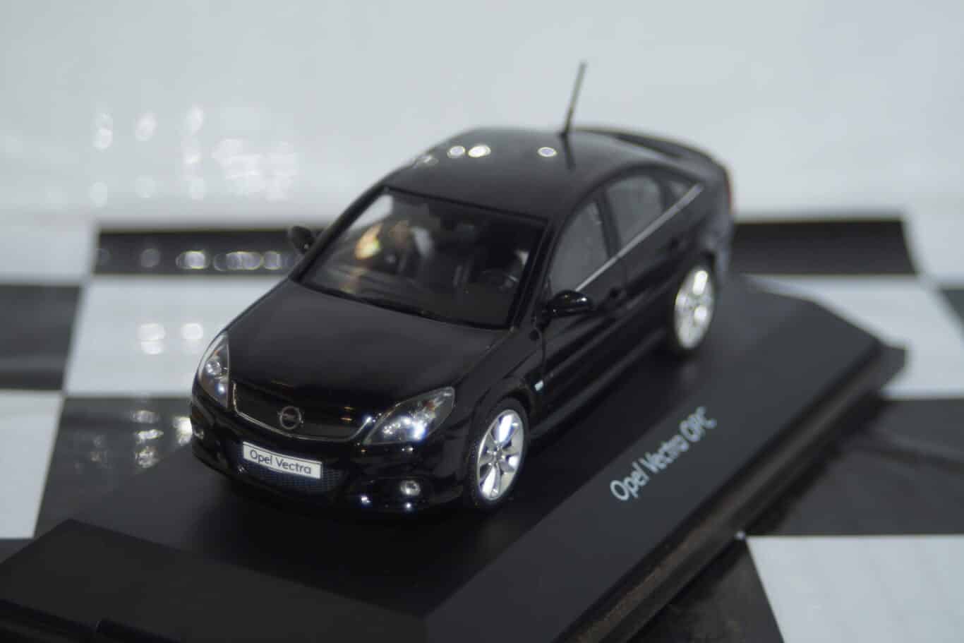Schuco opel / vauxhall vectra hatch opc in 1:43 scale 90485104