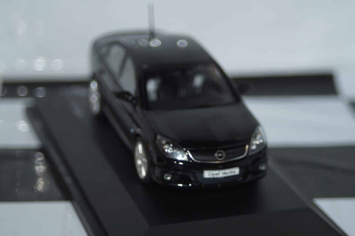 Schuco opel / vauxhall vectra hatch opc in 1:43 scale 90485104
