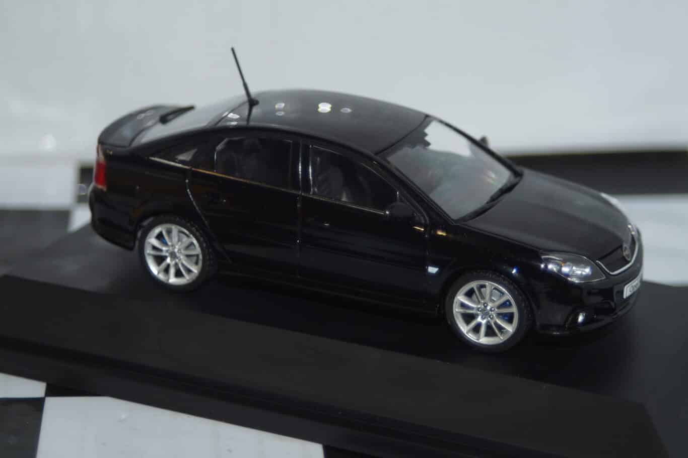 Schuco opel / vauxhall vectra hatch opc in 1:43 scale 90485104