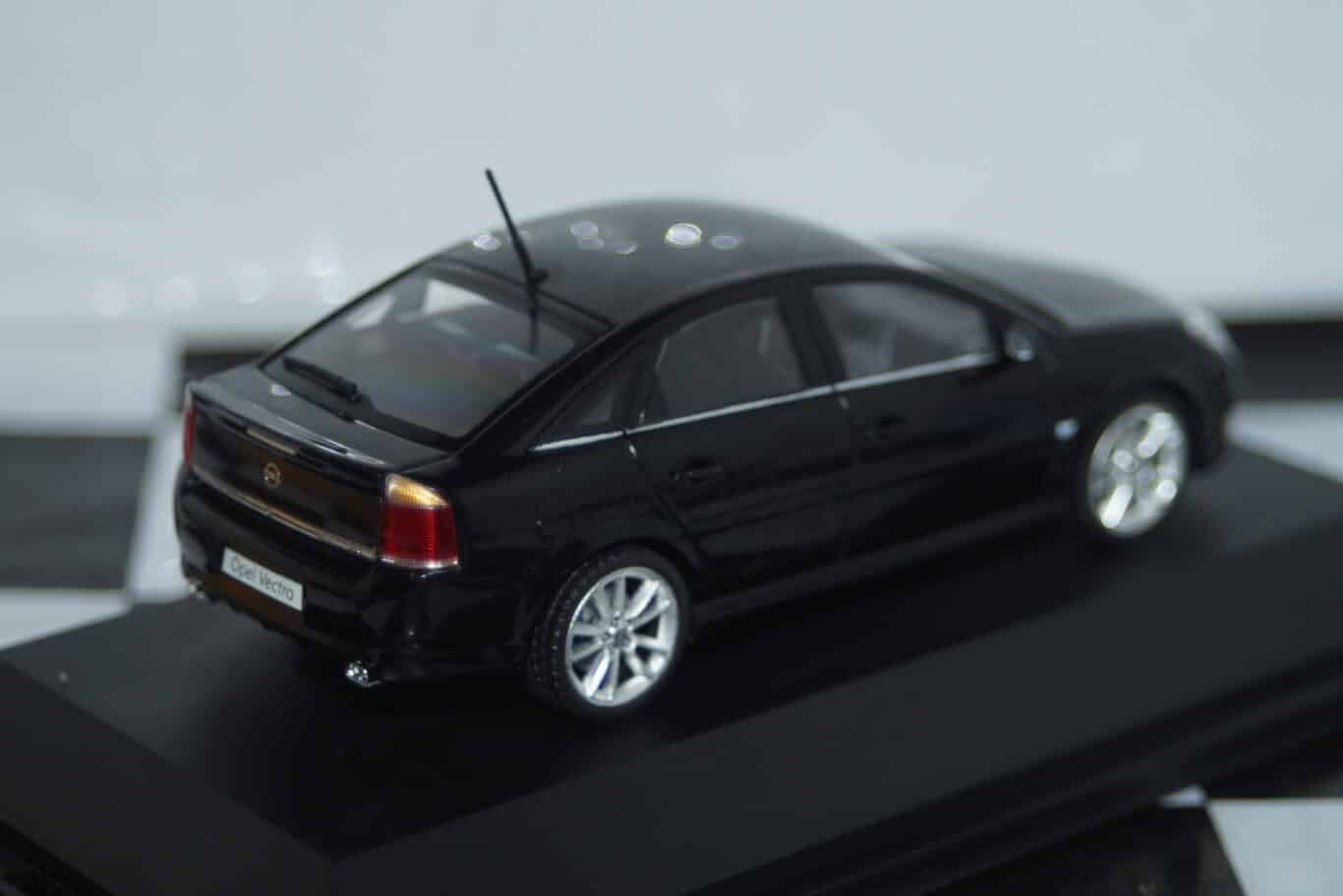 Schuco opel / vauxhall vectra hatch opc in 1:43 scale 90485104