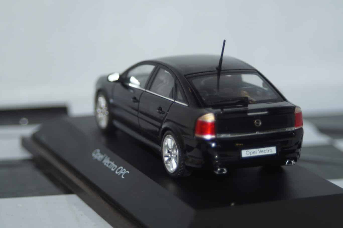 Schuco opel / vauxhall vectra hatch opc in 1:43 scale 90485104