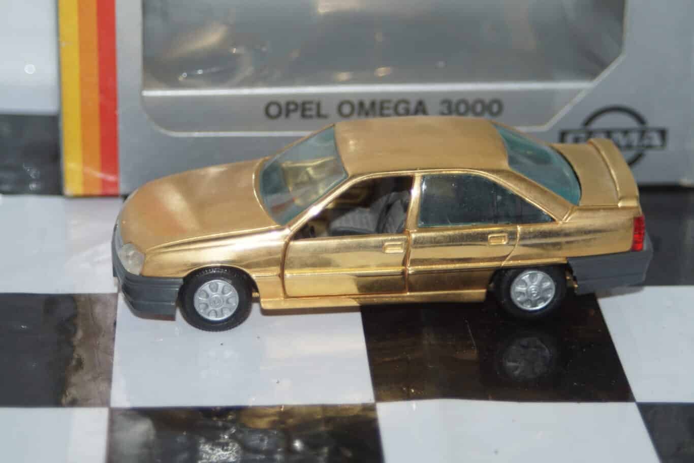 Gama opel omega vauxhall carlton gsi gold 81131000g in 1:43 scale