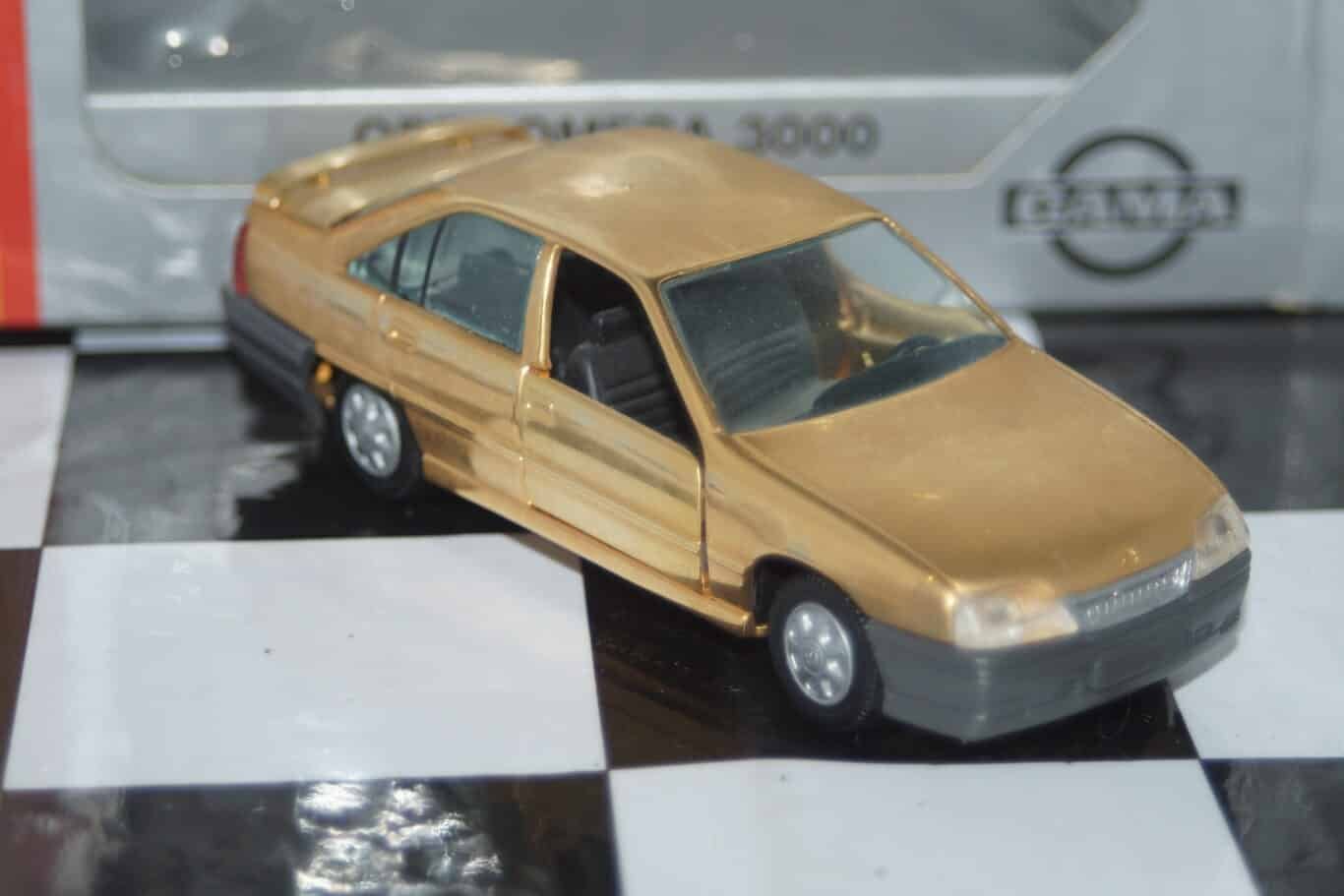 Gama opel omega vauxhall carlton gsi gold 81131000g in 1:43 scale