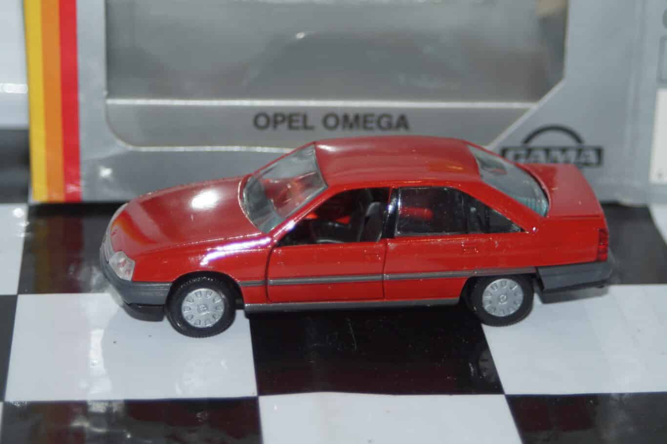 Gama opel omega vauxhall carlton red 1130 in 1:43 scale