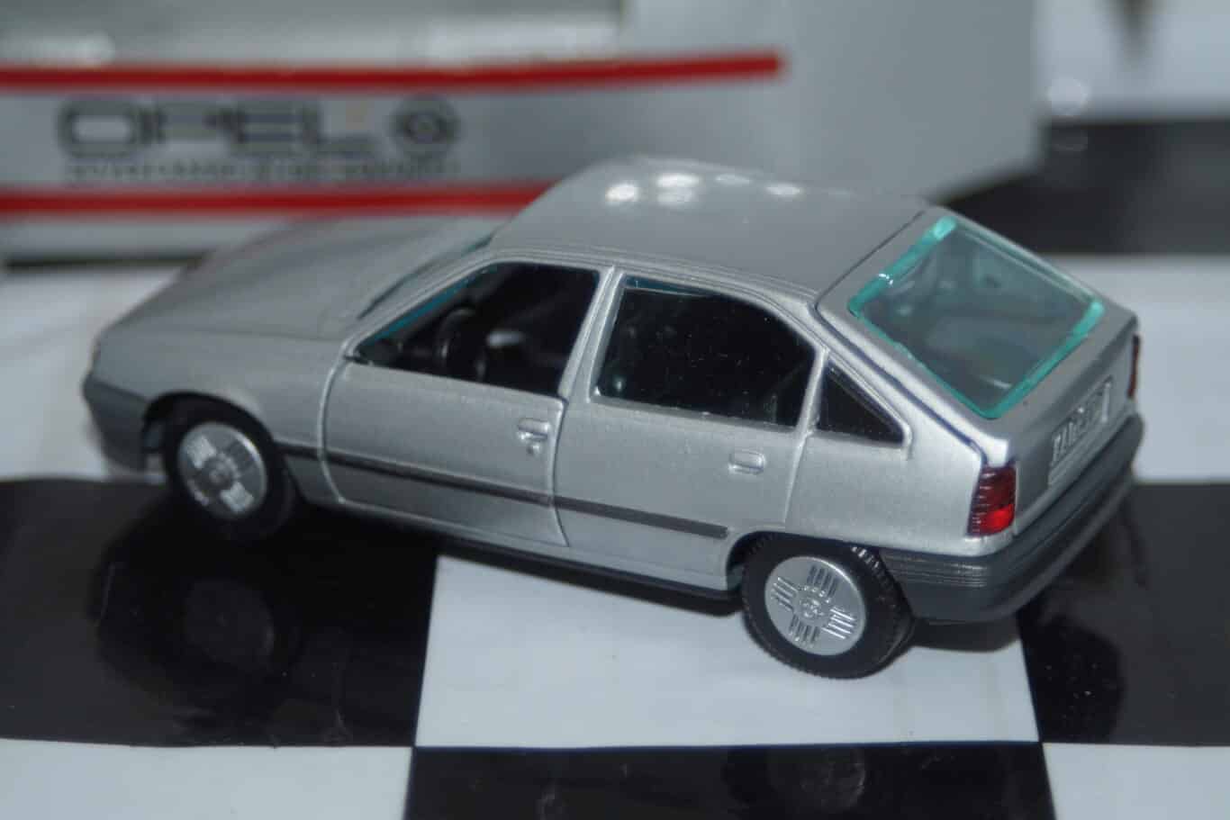 Gama opel vauxhall astra mk2 hatch in silver 1195s in 1:43