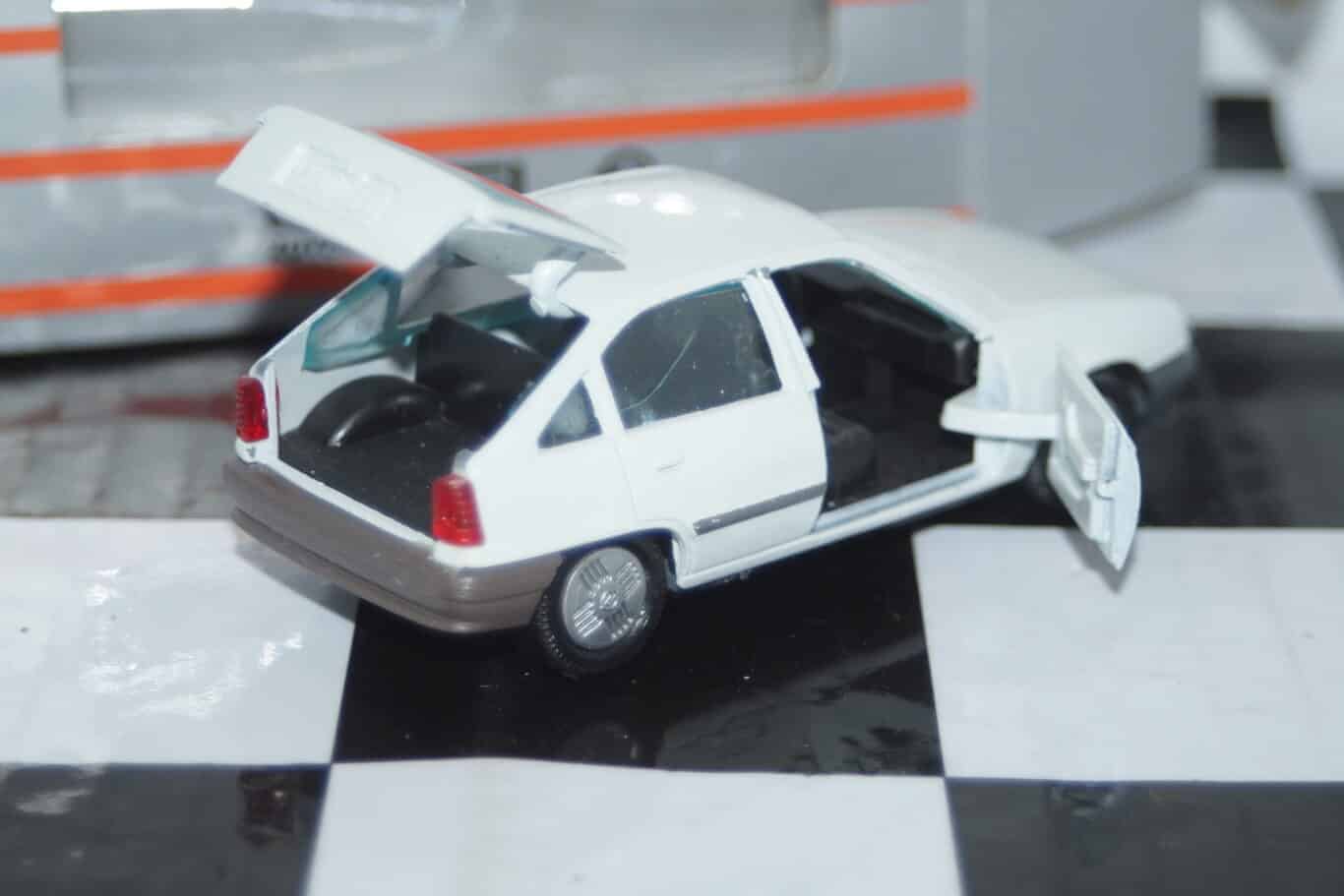 Gama opel vauxhall astra mk2 hatch in silver 1195s in 1:43