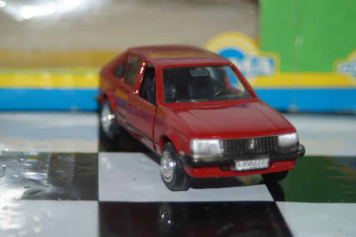 Gama opel kadett, vauxhall astra mk1 in orange 4 door 890 in 1:43 scale