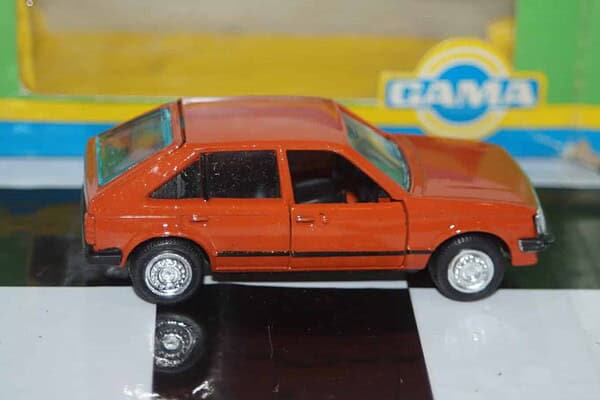 Gama opel vauxhall astra mk3 in maroon 3 door 1001 in 1:43 scale