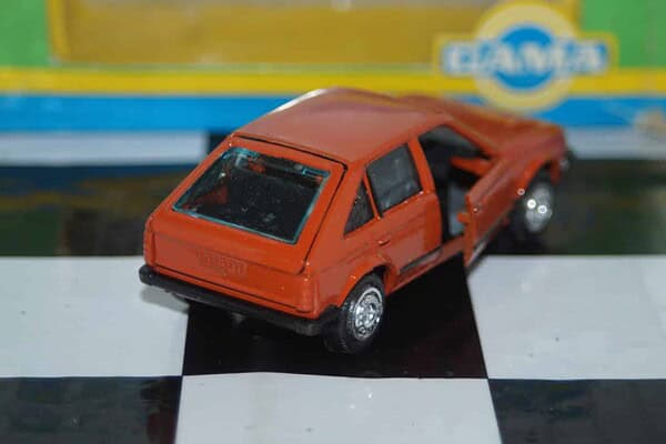 Gama opel vauxhall astra mk3 in maroon 3 door 1001 in 1:43 scale