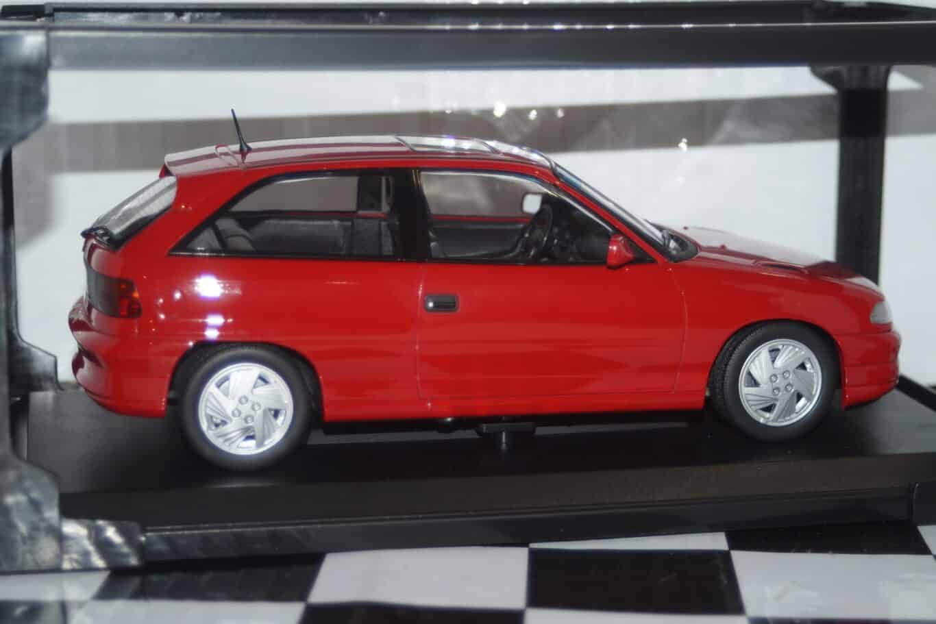 Norev vauxhall opel astra mk3 gsi 1992 red 1:18 scale 183672
